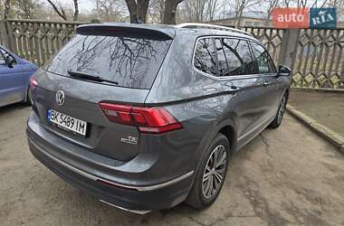 Внедорожник / Кроссовер Volkswagen Tiguan 2017 в 