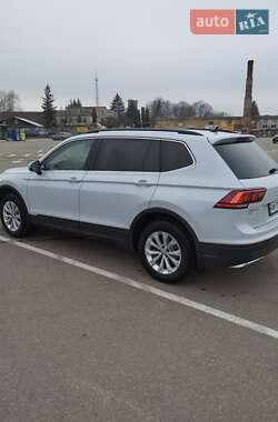 Внедорожник / Кроссовер Volkswagen Tiguan 2018 в 