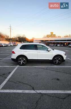 Внедорожник / Кроссовер Volkswagen Tiguan 2016 в Ужгороде