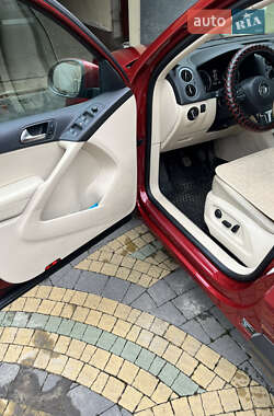 Внедорожник / Кроссовер Volkswagen Tiguan 2012 в 
