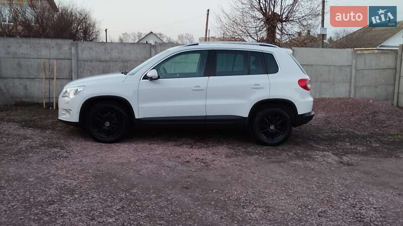 Внедорожник / Кроссовер Volkswagen Tiguan 2010 в Овруче