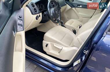 Внедорожник / Кроссовер Volkswagen Tiguan 2016 в 