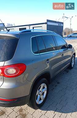 Внедорожник / Кроссовер Volkswagen Tiguan 2010 в Городке