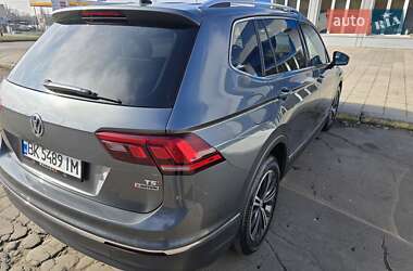 Внедорожник / Кроссовер Volkswagen Tiguan 2017 в 