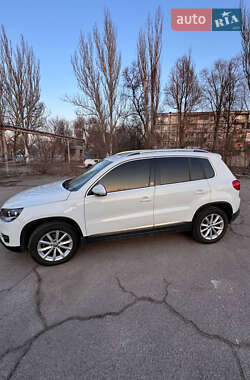 Внедорожник / Кроссовер Volkswagen Tiguan 2016 в 