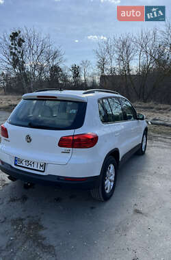 Внедорожник / Кроссовер Volkswagen Tiguan 2015 в 