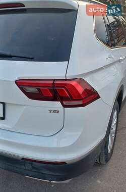 Внедорожник / Кроссовер Volkswagen Tiguan 2018 в 