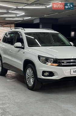 Внедорожник / Кроссовер Volkswagen Tiguan 2015 в 