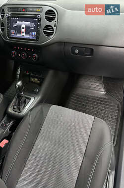 Внедорожник / Кроссовер Volkswagen Tiguan 2015 в 