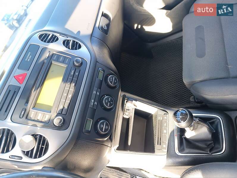 Внедорожник / Кроссовер Volkswagen Tiguan 2009 в Звягеле