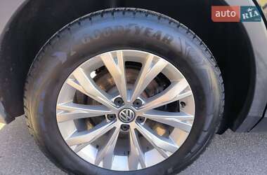 Внедорожник / Кроссовер Volkswagen Tiguan 2017 в 