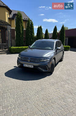 Внедорожник / Кроссовер Volkswagen Tiguan 2022 в 