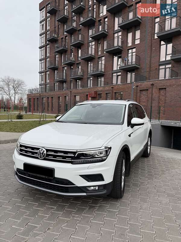 Внедорожник / Кроссовер Volkswagen Tiguan 2018 в 