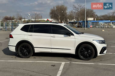 Внедорожник / Кроссовер Volkswagen Tiguan 2021 в 