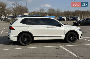 Внедорожник / Кроссовер Volkswagen Tiguan 2021 в 