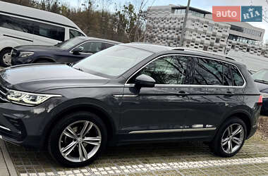 Внедорожник / Кроссовер Volkswagen Tiguan 2021 в 