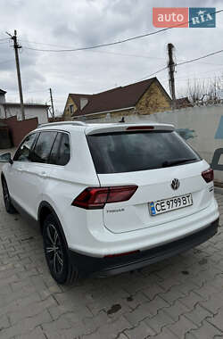 Внедорожник / Кроссовер Volkswagen Tiguan 2016 в 