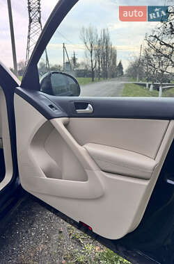 Внедорожник / Кроссовер Volkswagen Tiguan 2011 в 