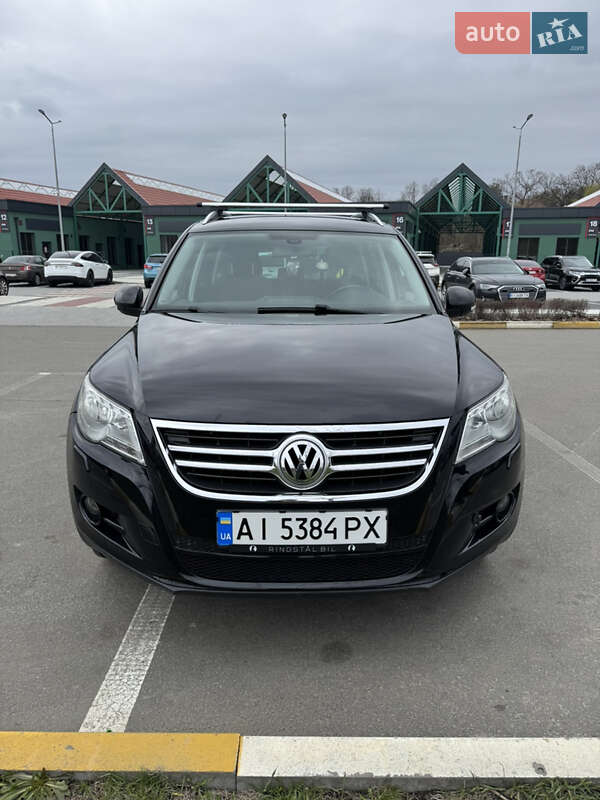 Внедорожник / Кроссовер Volkswagen Tiguan 2010 в 