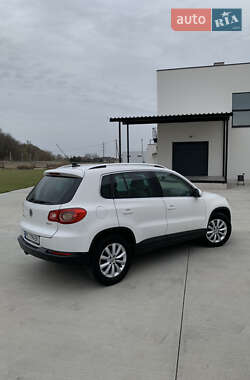Внедорожник / Кроссовер Volkswagen Tiguan 2011 в 