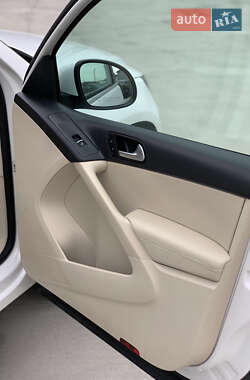 Внедорожник / Кроссовер Volkswagen Tiguan 2011 в 