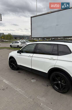 Внедорожник / Кроссовер Volkswagen Tiguan 2018 в 