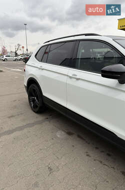 Внедорожник / Кроссовер Volkswagen Tiguan 2018 в 