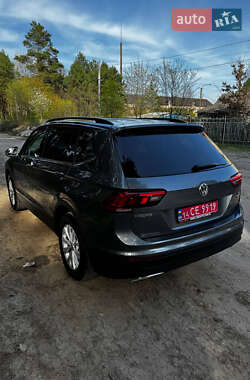 Внедорожник / Кроссовер Volkswagen Tiguan 2017 в 