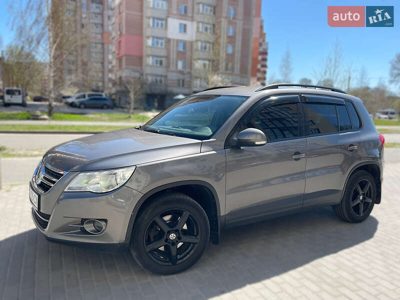 Внедорожник / Кроссовер Volkswagen Tiguan 2011 в 