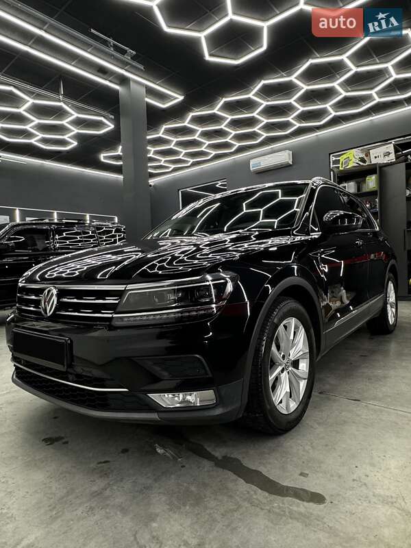 Внедорожник / Кроссовер Volkswagen Tiguan 2017 в 