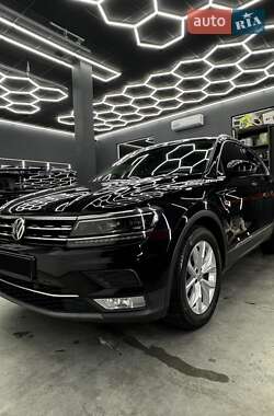 Внедорожник / Кроссовер Volkswagen Tiguan 2017 в 