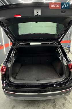 Внедорожник / Кроссовер Volkswagen Tiguan 2017 в 