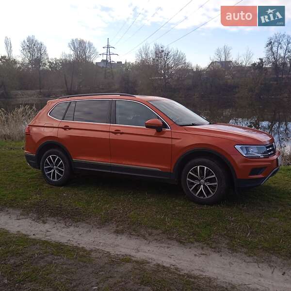 Внедорожник / Кроссовер Volkswagen Tiguan 2018 в 