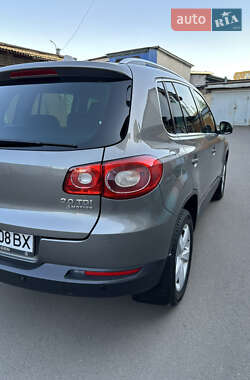 Внедорожник / Кроссовер Volkswagen Tiguan 2010 в 