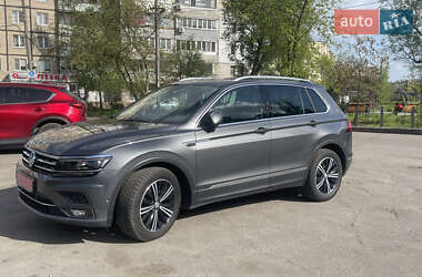 Внедорожник / Кроссовер Volkswagen Tiguan 2018 в 