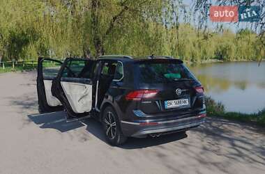 Внедорожник / Кроссовер Volkswagen Tiguan 2017 в 