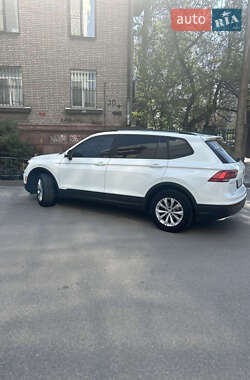 Внедорожник / Кроссовер Volkswagen Tiguan 2018 в 