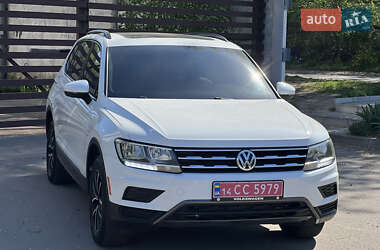 Внедорожник / Кроссовер Volkswagen Tiguan 2017 в 