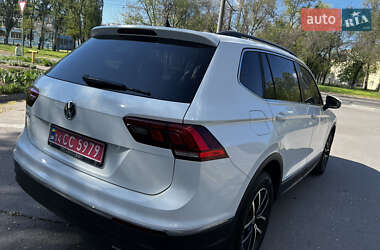 Внедорожник / Кроссовер Volkswagen Tiguan 2017 в 