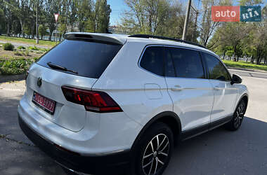 Внедорожник / Кроссовер Volkswagen Tiguan 2017 в 