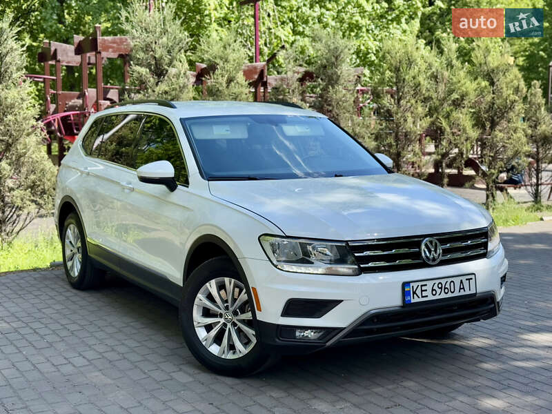 Внедорожник / Кроссовер Volkswagen Tiguan 2017 в 
