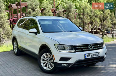 Внедорожник / Кроссовер Volkswagen Tiguan 2017 в 