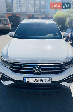 Внедорожник / Кроссовер Volkswagen Tiguan 2021 в 