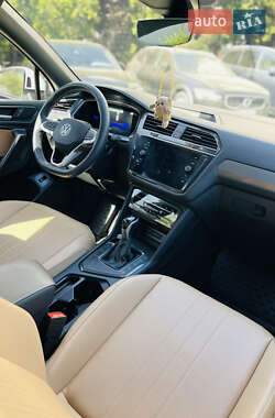 Внедорожник / Кроссовер Volkswagen Tiguan 2021 в 
