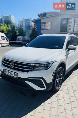 Внедорожник / Кроссовер Volkswagen Tiguan 2021 в 