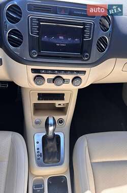 Внедорожник / Кроссовер Volkswagen Tiguan 2015 в 