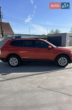 Внедорожник / Кроссовер Volkswagen Tiguan 2017 в 