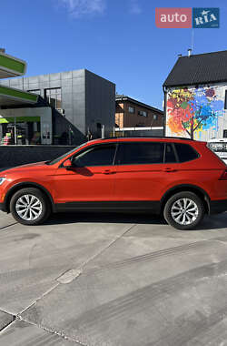 Внедорожник / Кроссовер Volkswagen Tiguan 2017 в 