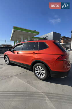 Внедорожник / Кроссовер Volkswagen Tiguan 2017 в 