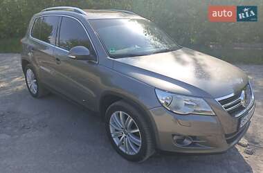 Внедорожник / Кроссовер Volkswagen Tiguan 2010 в Подольске